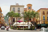 Часовая башня на площади Торквато Тассо в центре Сорренто